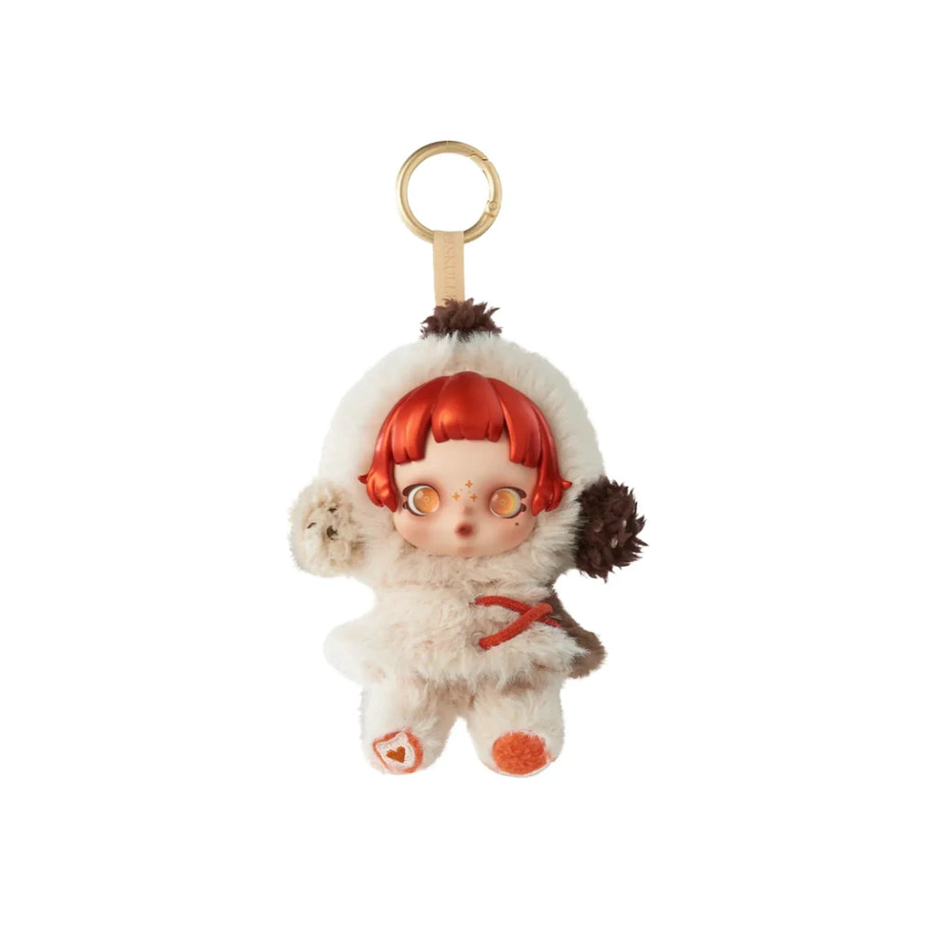 Peluche porte-clés Skullpanda Winter Symphony, petit personnage blanc à capuche avec cheveux rouges et yeux orange.