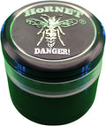 HORNET Grinder Métal “Danger!” – Broyeur d’Herbes 3 Parties avec Couvercle Aimanté – Compact et Robuste – Plusieurs Coloris (Noir)