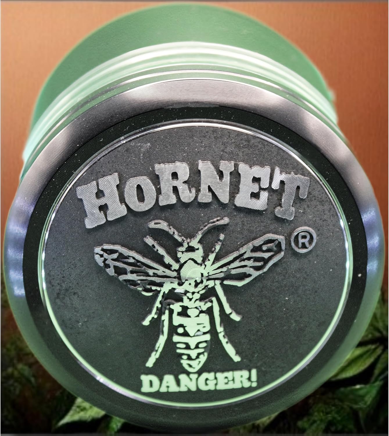 HORNET Grinder Métal “Danger!” – Broyeur d’Herbes 3 Parties avec Couvercle Aimanté – Compact et Robuste – Plusieurs Coloris (Noir)