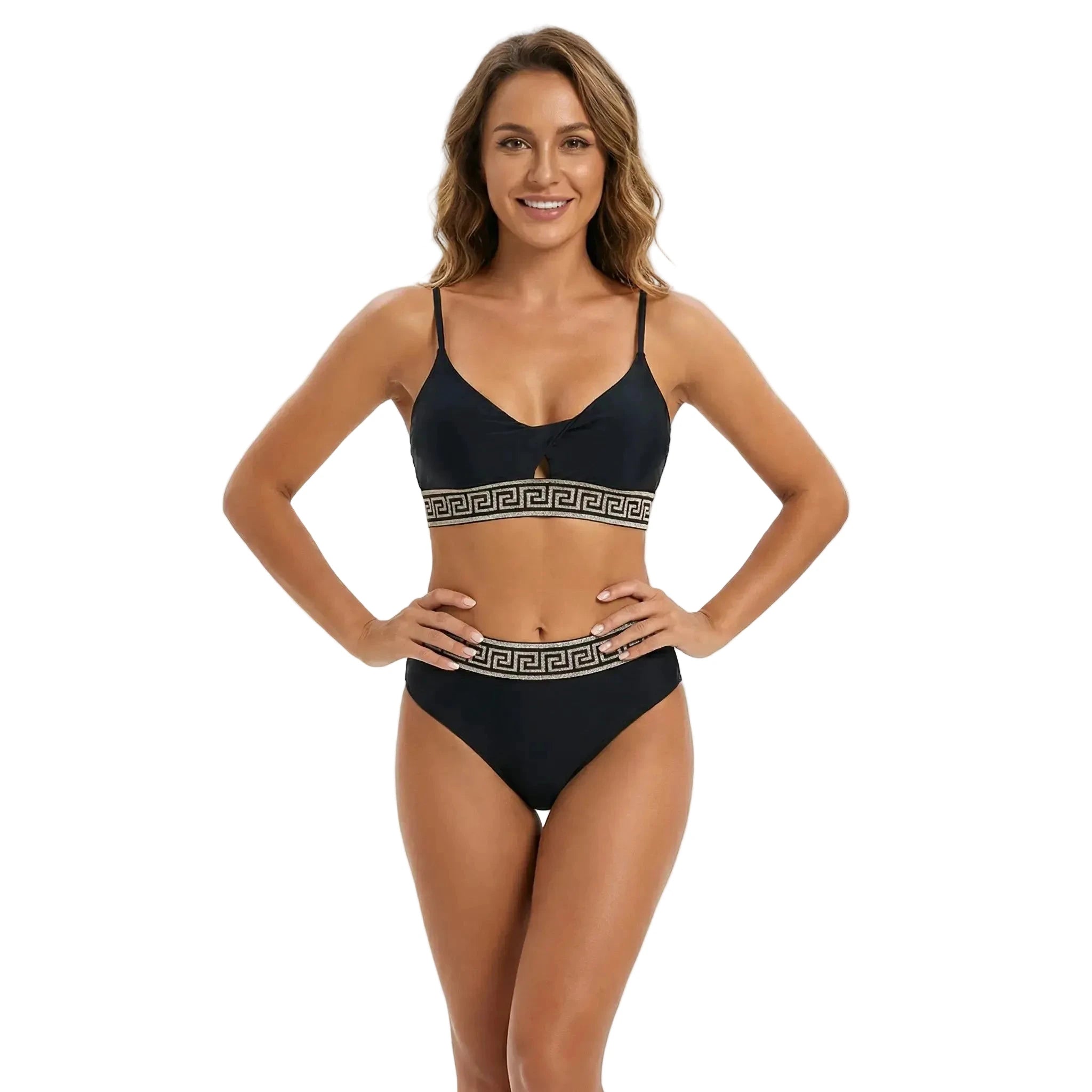 Femme portant un maillot de bain deux pièces noir avec des bordures à motifs grecs dorés sur fond blanc.