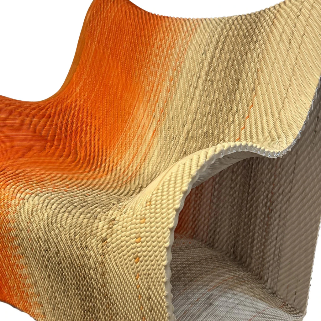 Fauteuil Kesk Design Élégance, chaise monobloc en cordage orange et beige, style contemporain.