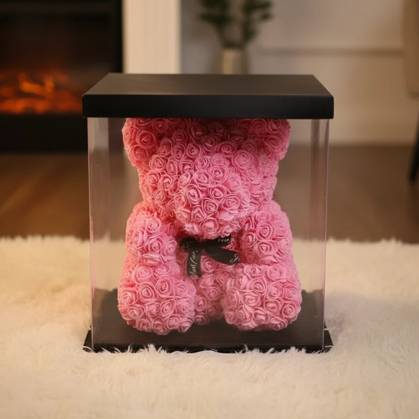 Ourson en Roses Éternelles rouges dans un coffret transparent à couvercle noir, décoration