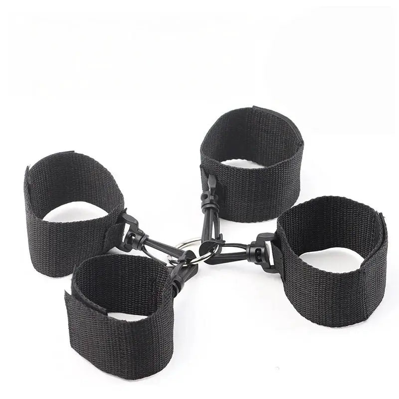 Ensemble de menottes bondage en nylon noires, quatre poignets reliés par anneaux et connecteurs, réglables