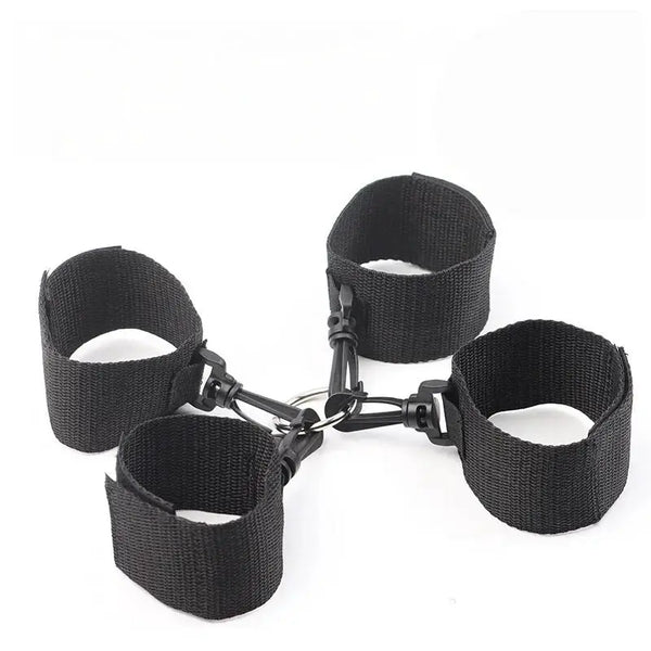 Ensemble de menottes bondage en nylon noires, quatre poignets reliés par anneaux et connecteurs, réglables