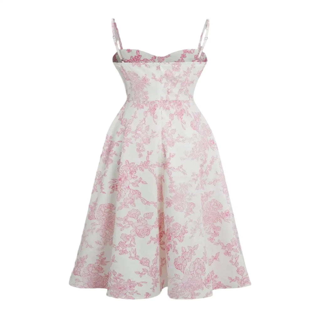 Robe longue florale rose sur fond blanc, bretelles spaghetti et coupe évasée