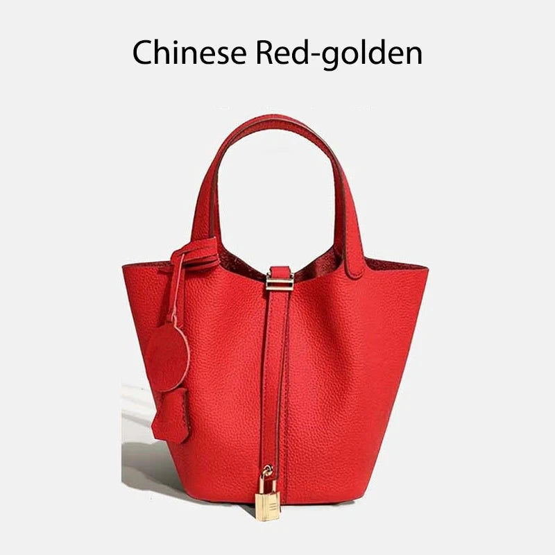 Sac à main seau en cuir véritable Mendy, rouge, avec poignées doubles et cadenas doré.
