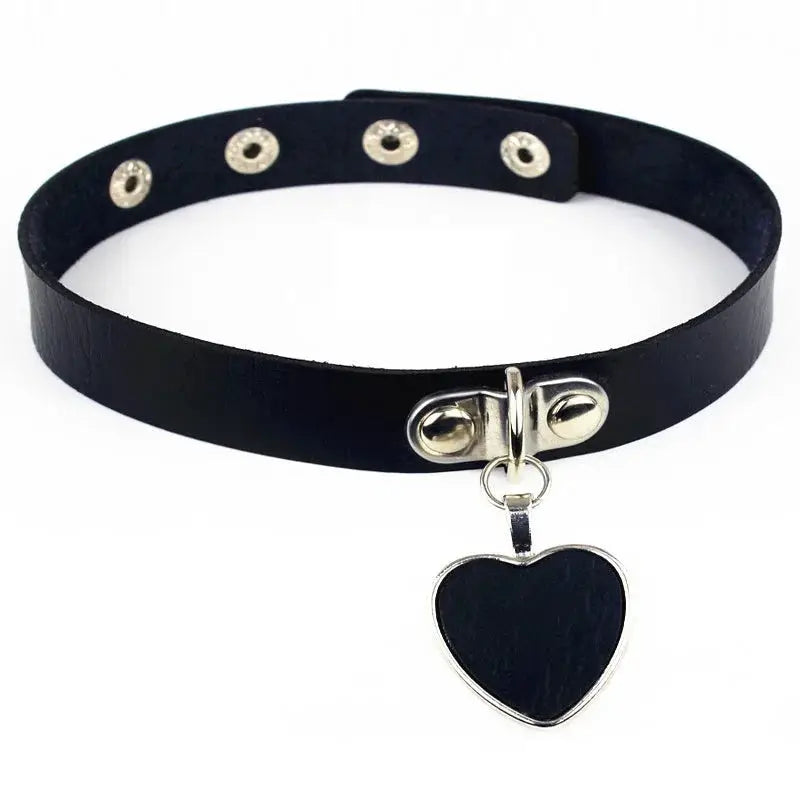 Collier ras du cou en PU noir avec pendentif cœur noir argenté; fermeture métallique, style gothique.