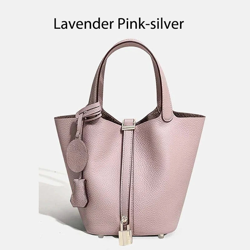 Sac à main seau Mendy en cuir véritable, couleur lavande rose, bucket bag avec poignée et cadenas