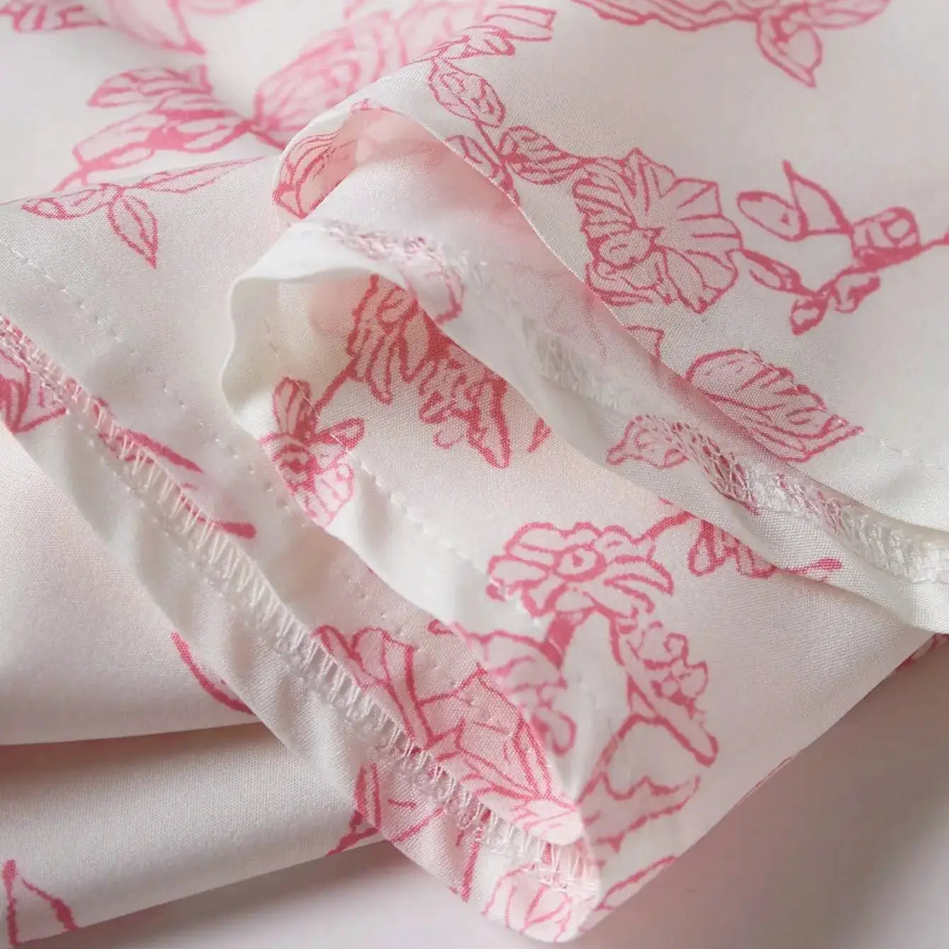 Robe longue florale à bretelles spaghetti, imprimé rose sur tissu léger