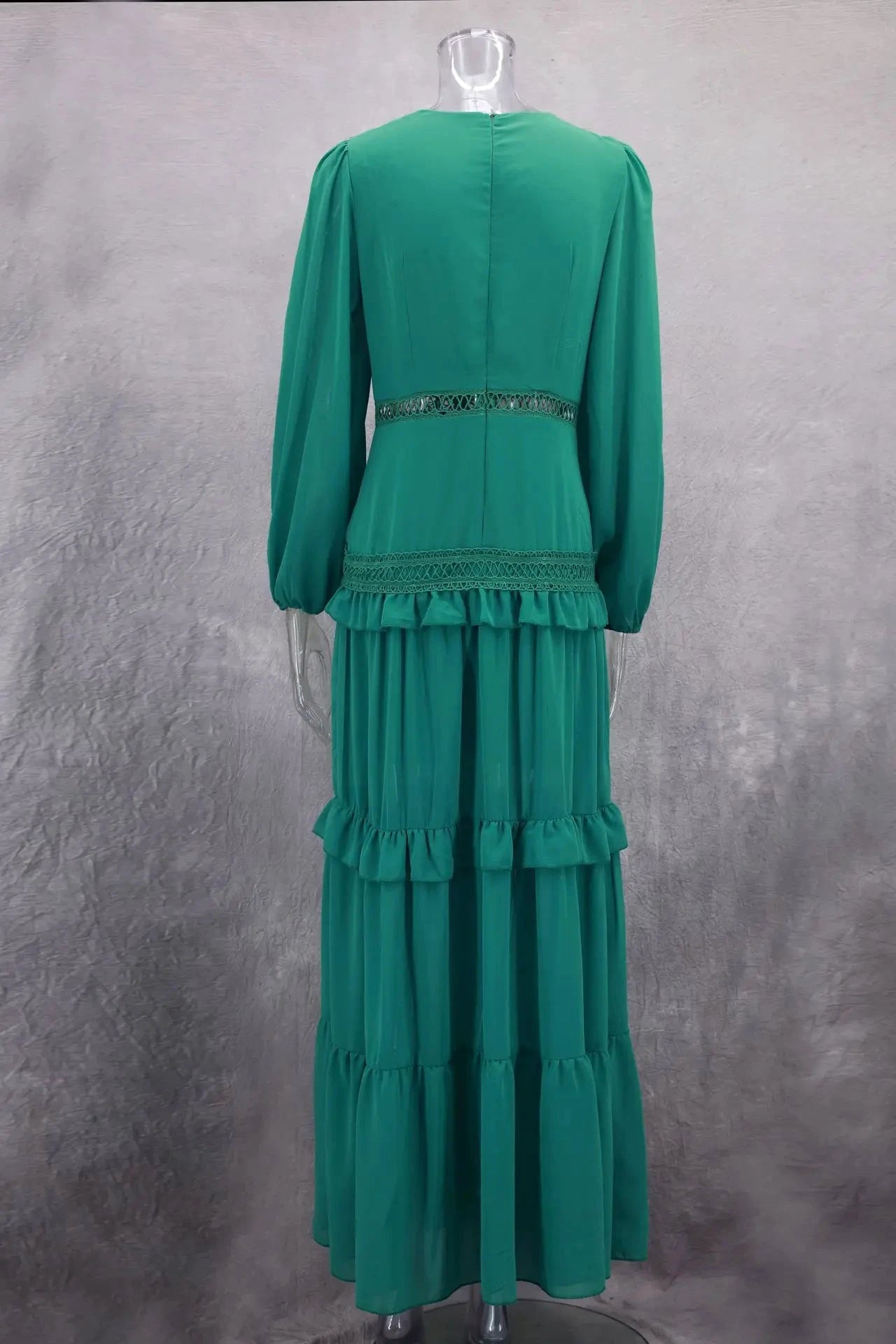 Robe longue ajourée col V taille empire manches lanternes