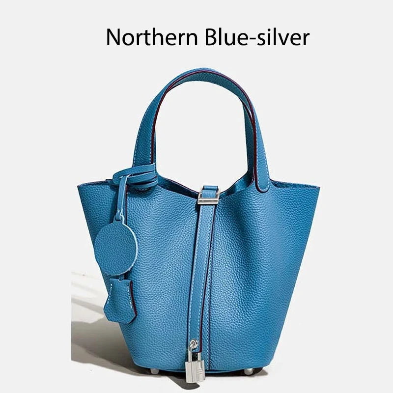 Sac à main seau Mendy en cuir véritable, bleu électrique, bucket bag avec poignée double et pendentif rond.