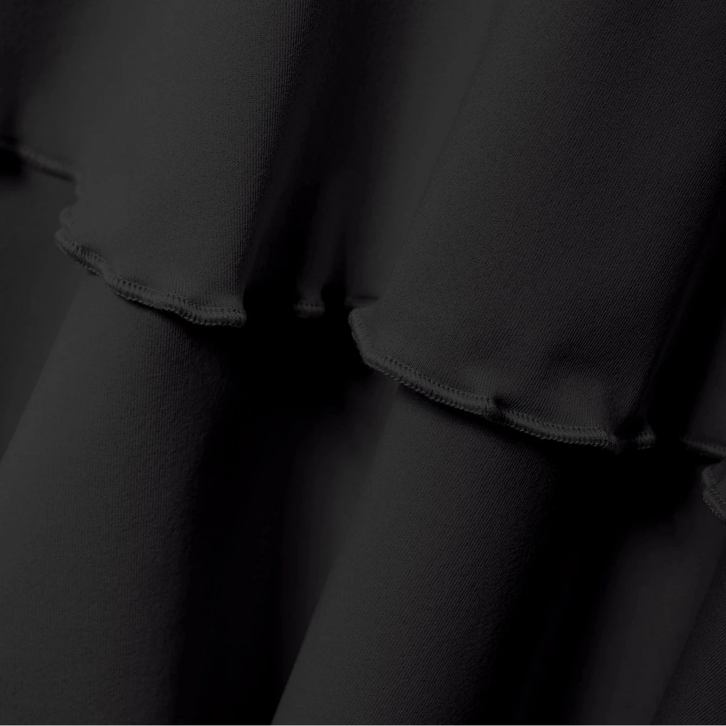 Jupe courte évasée à taille haute noire en tissu fluide avec volants