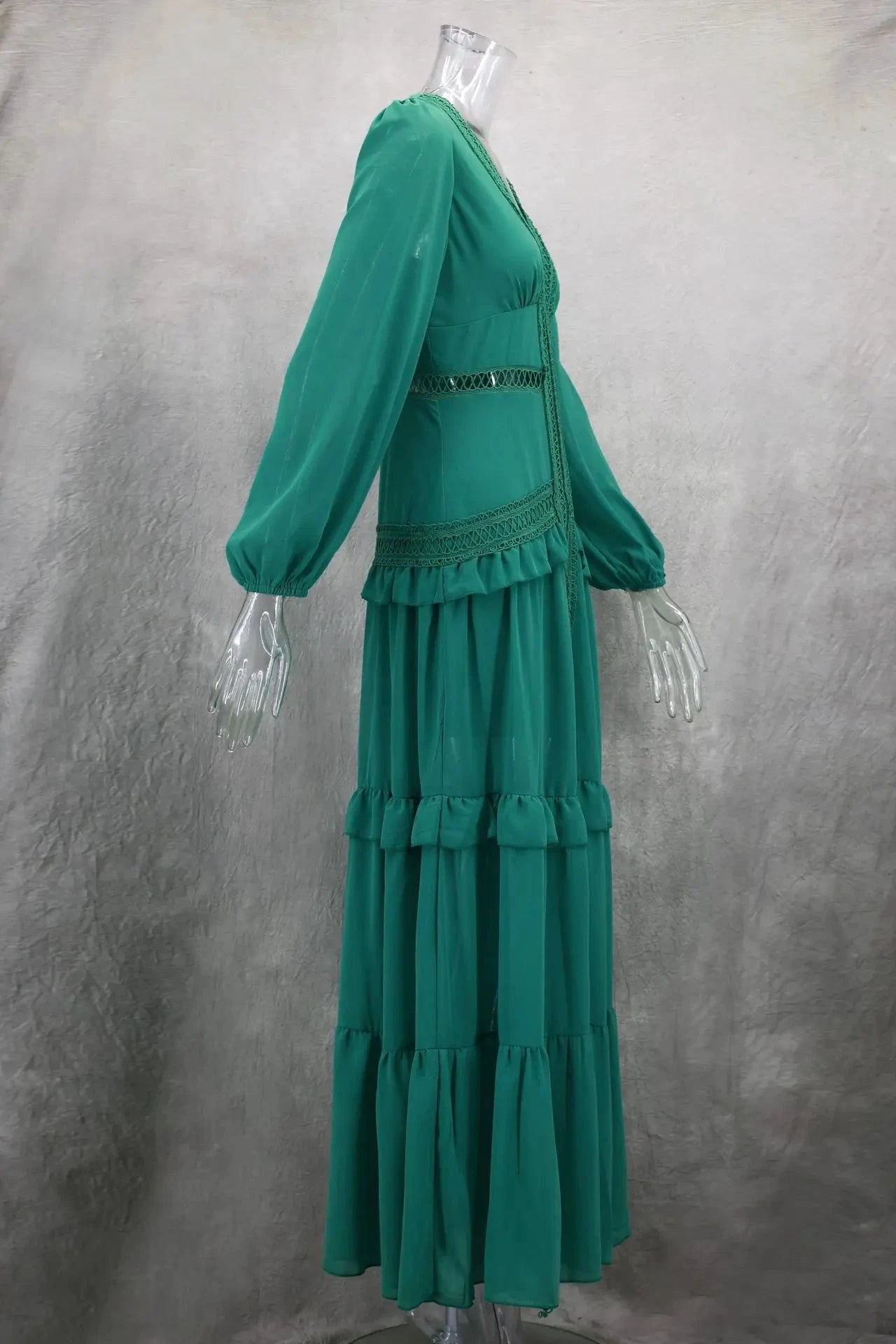 Robe longue ajourée col V taille empire manches lanternes