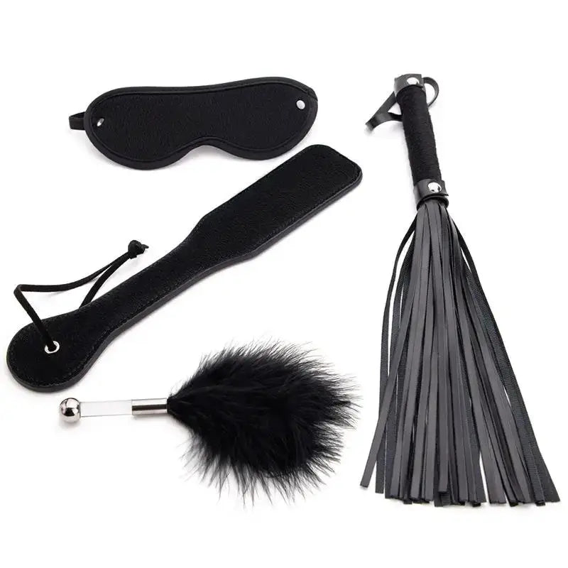 Ensemble bondage 4 pièces noir: masque, fouet à lanières, plumeau et accessoire en cuir synthétique.