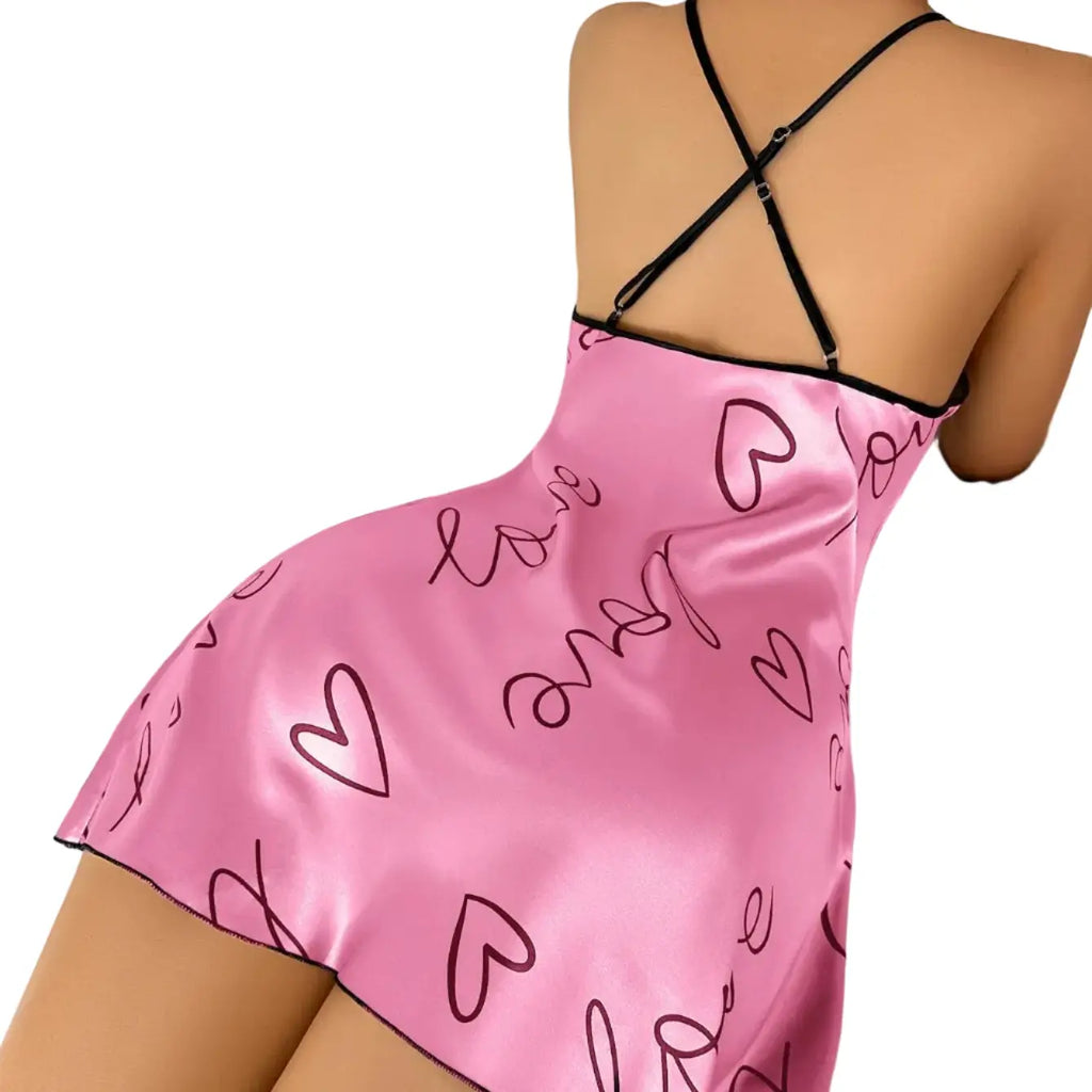 Chemise de nuit satin rose à bretelles spaghetti, dos croisé et imprimé cœurs