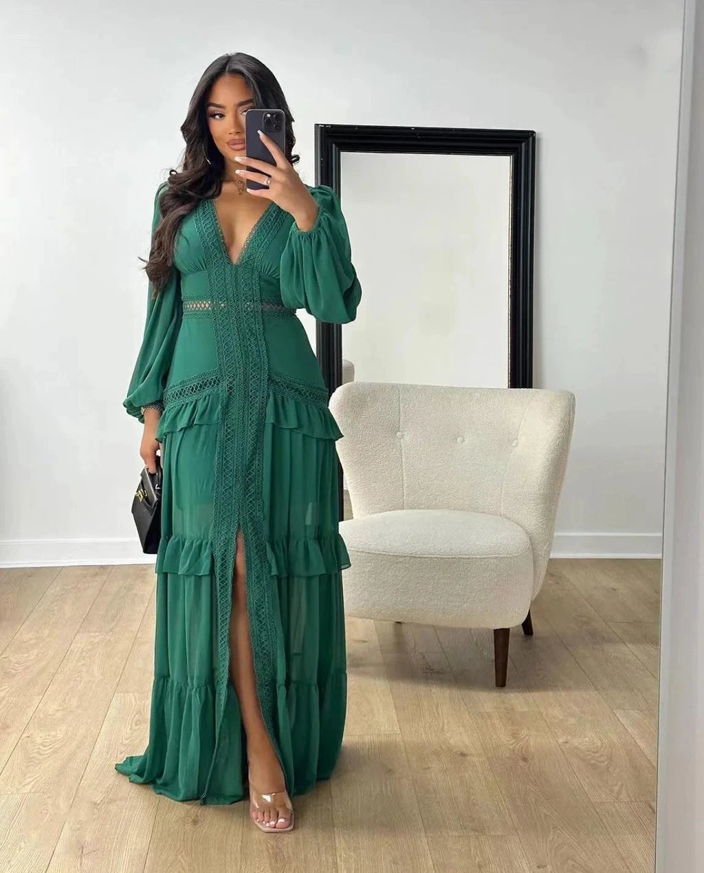 Robe longue ajourée col V taille empire manches lanternes