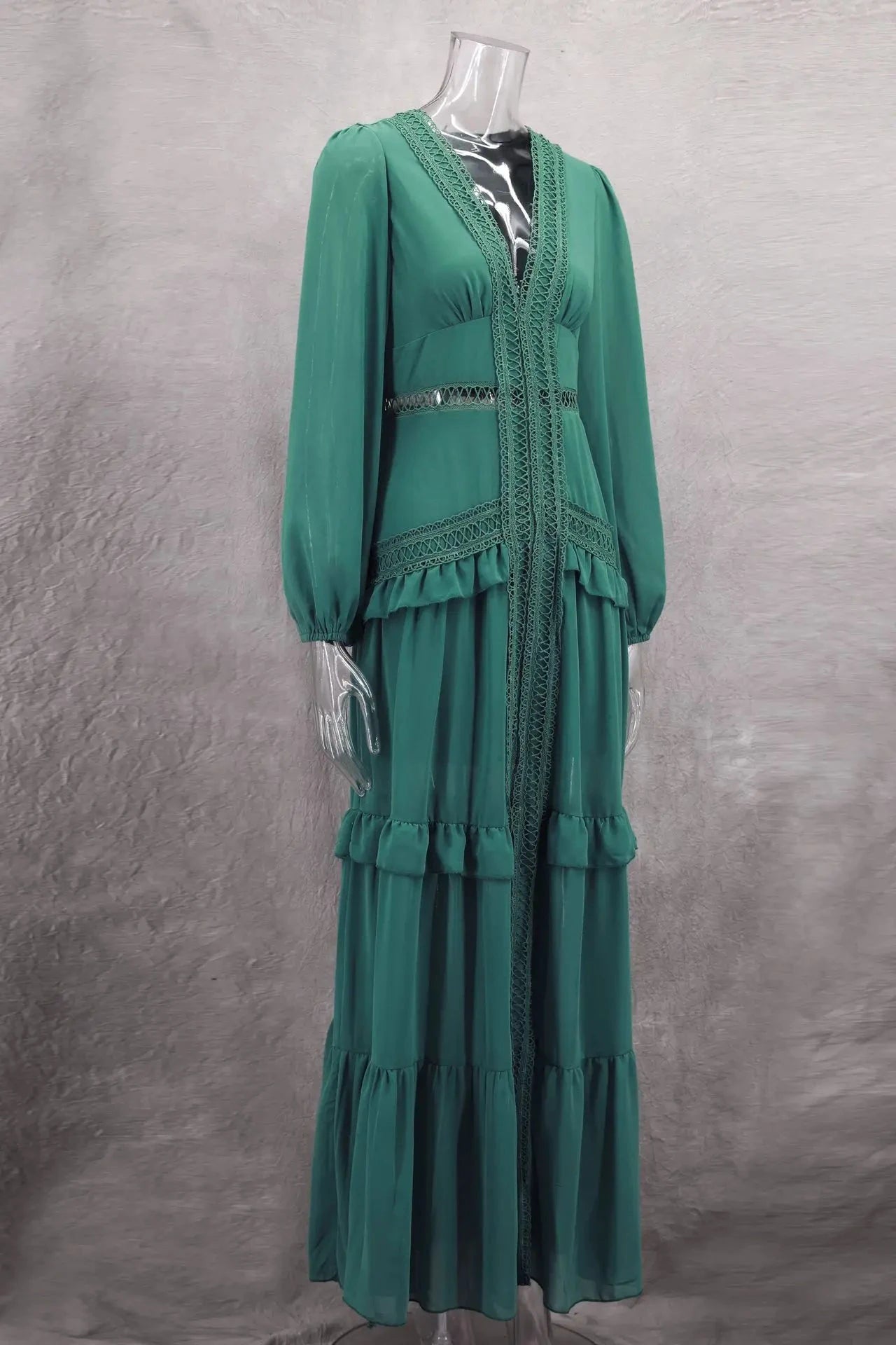Robe longue ajourée col V taille empire manches lanternes