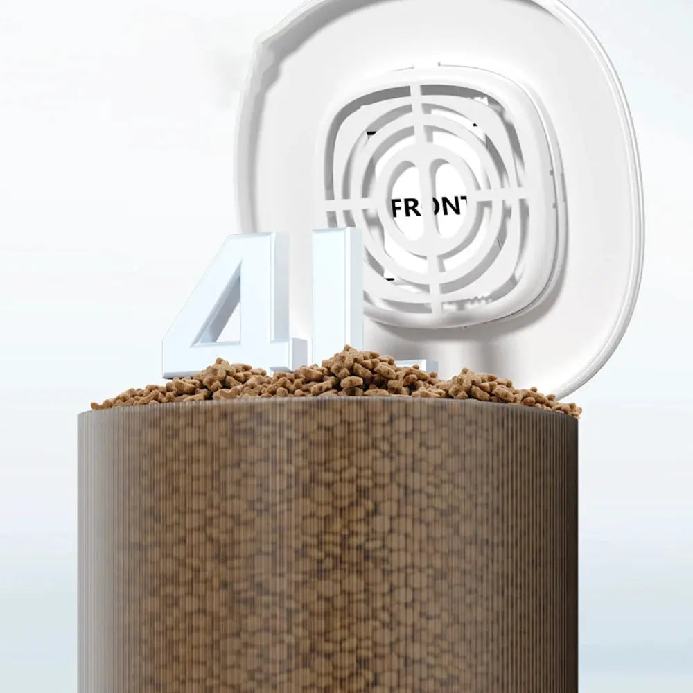 Distributeur automatique 4 L pour chat et chien, corps brun texturé et couvercle blanc ouvert, croquettes visibles.