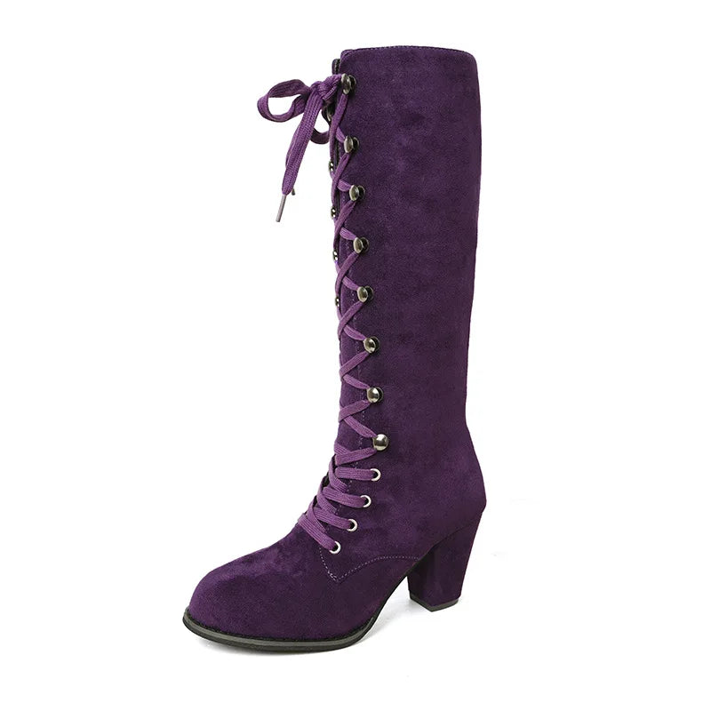 Botte femme mi-mollet violet en suède à lacets croisés, talon carré.