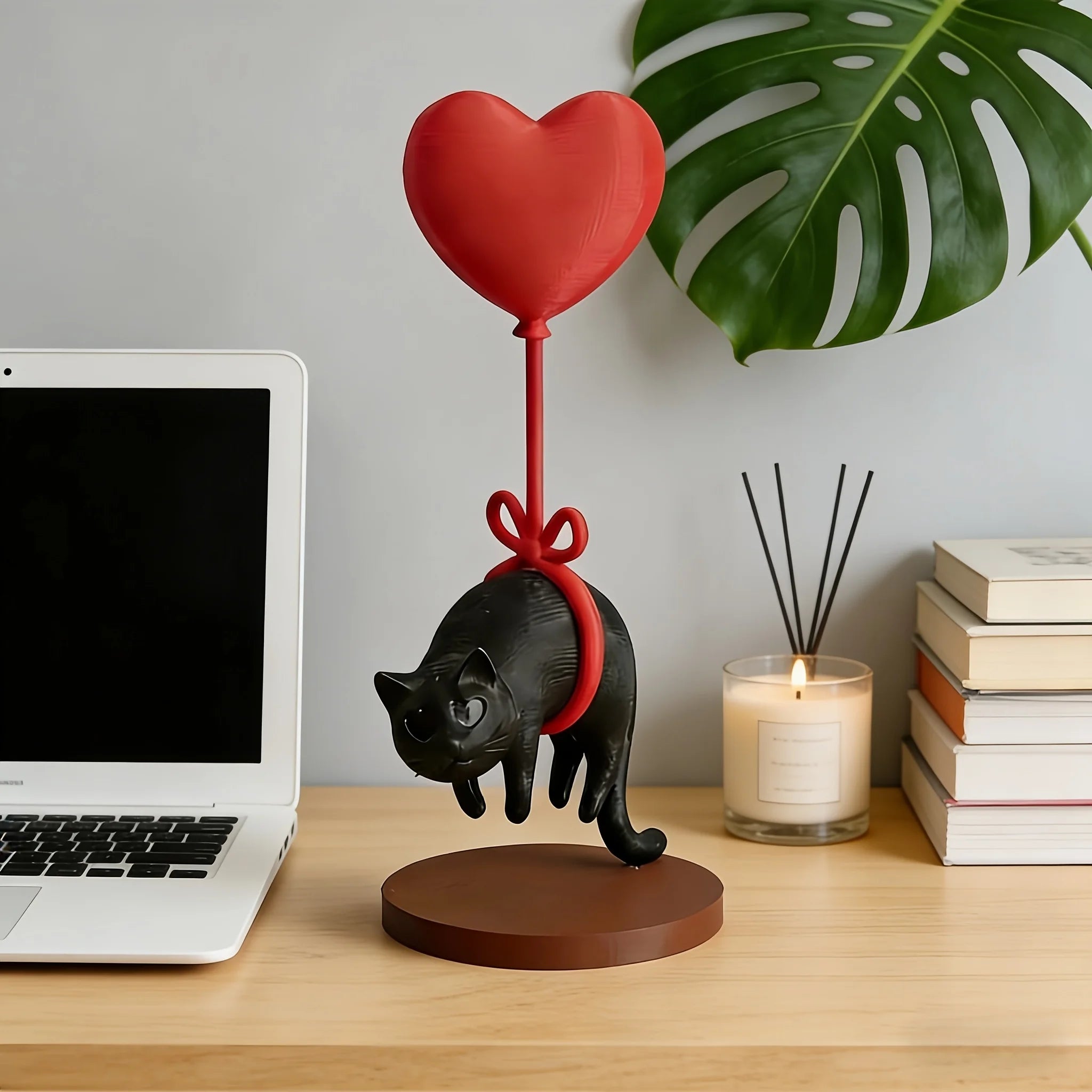 Figurine chat flottant avec ballon cœur rouge sur socle brun, décor romantique de bureau