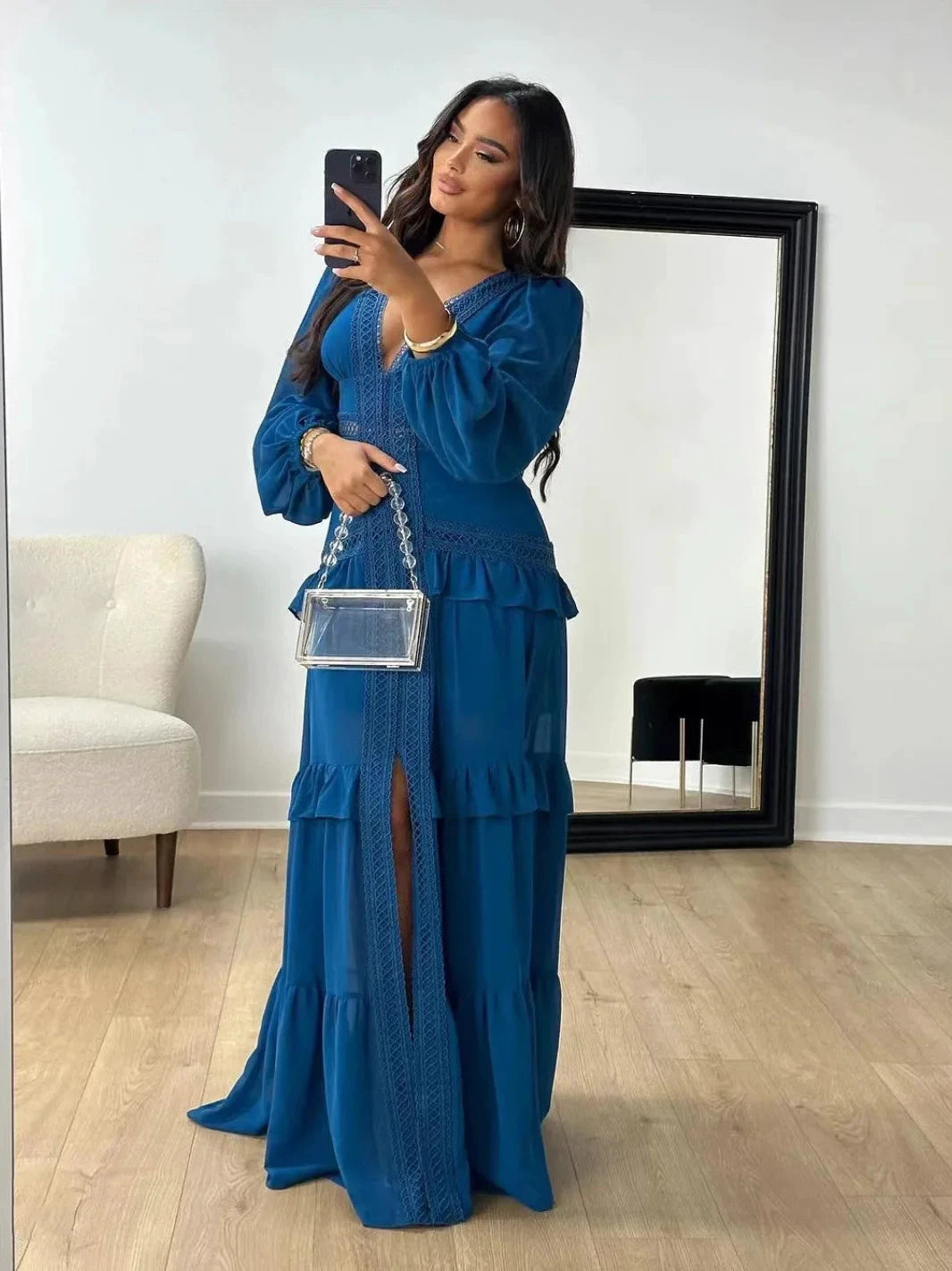 Robe longue ajourée col V taille empire manches lanternes