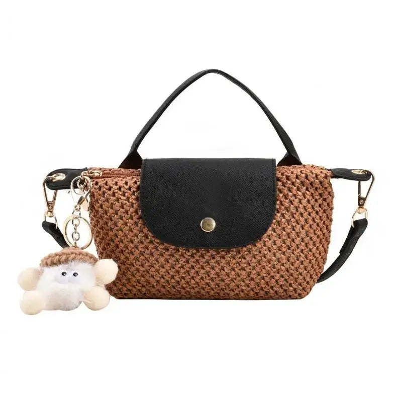 Sac à bandoulière tressé en paille beige avec rabat noir, sac seau pour plage