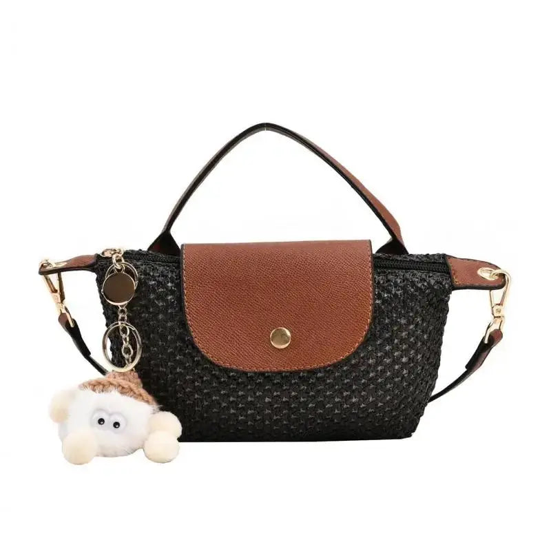 Sac bandoulière tressé en paille noir avec rabat brun, LSDLBoutique; petit sac seau plage avec charm peluche.