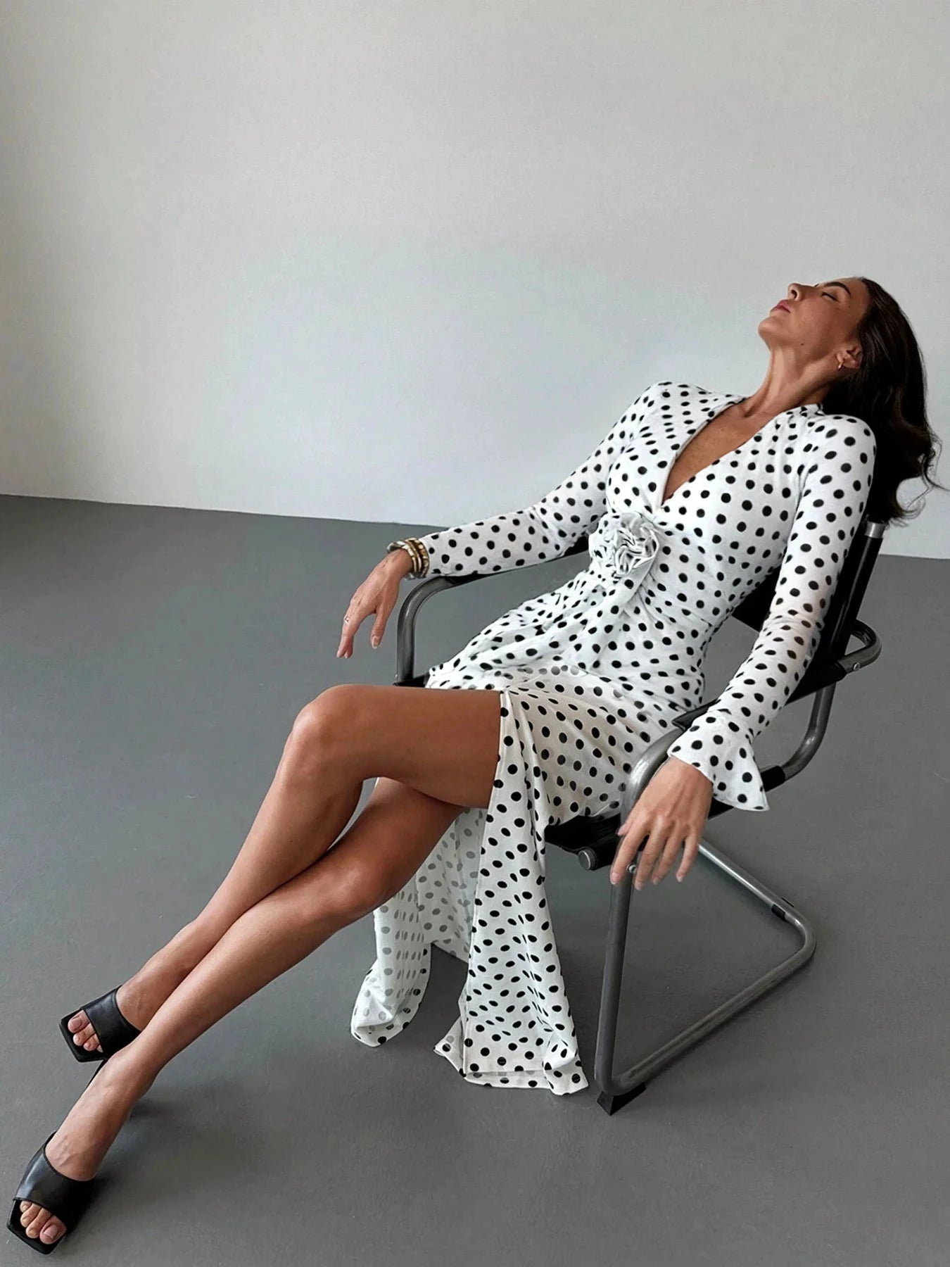 Robe À Pois Col V Amincissante Manches Cloche