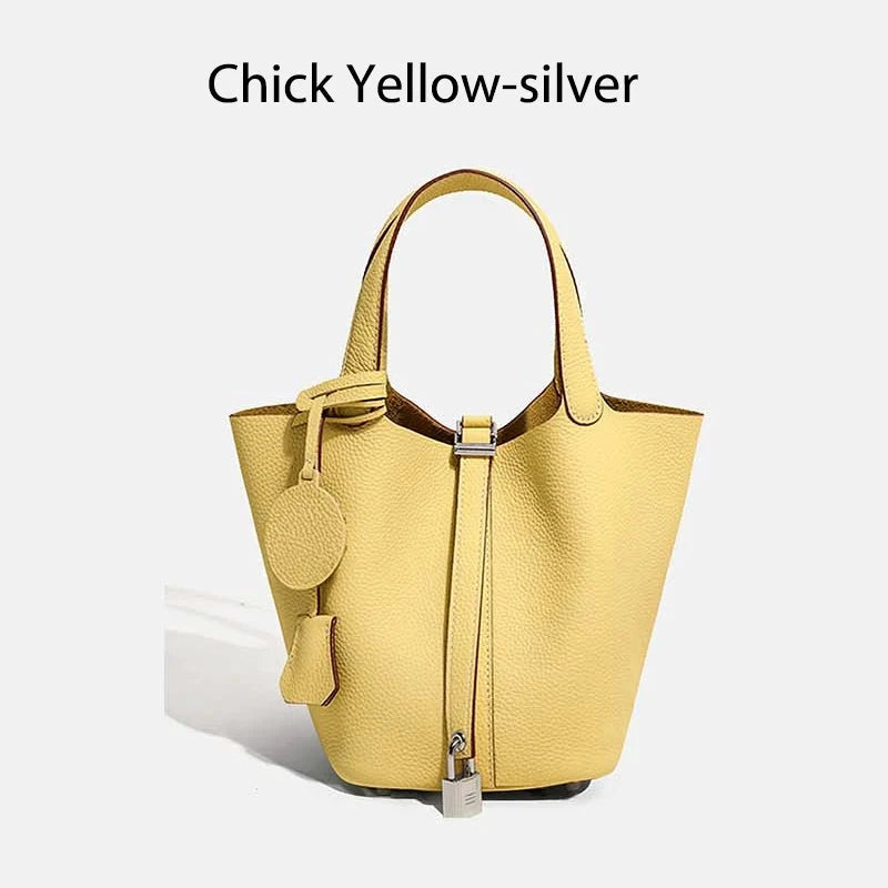 Sac à main seau en cuir véritable Mendy jaune, bucket bag avec cadenas argenté et pendentif rond.