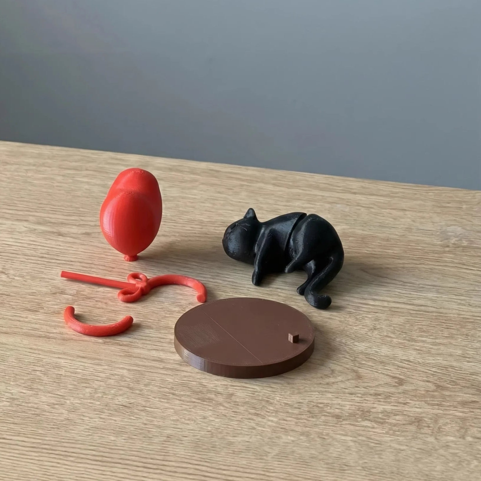 Figurine chat flottant avec ballon cœur rouge, chat noir et socle rond brun, accessoires décoratifs