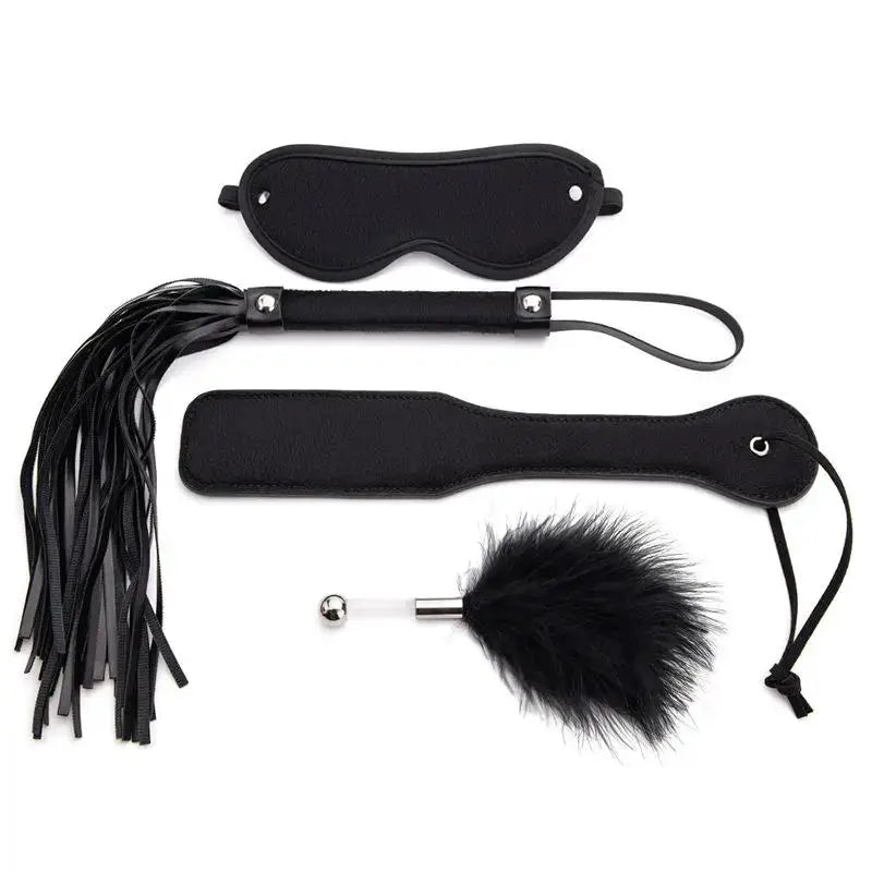 Ensemble bondage 4 pièces noir en cuir synthétique: masque, fouet, plume et accessoires