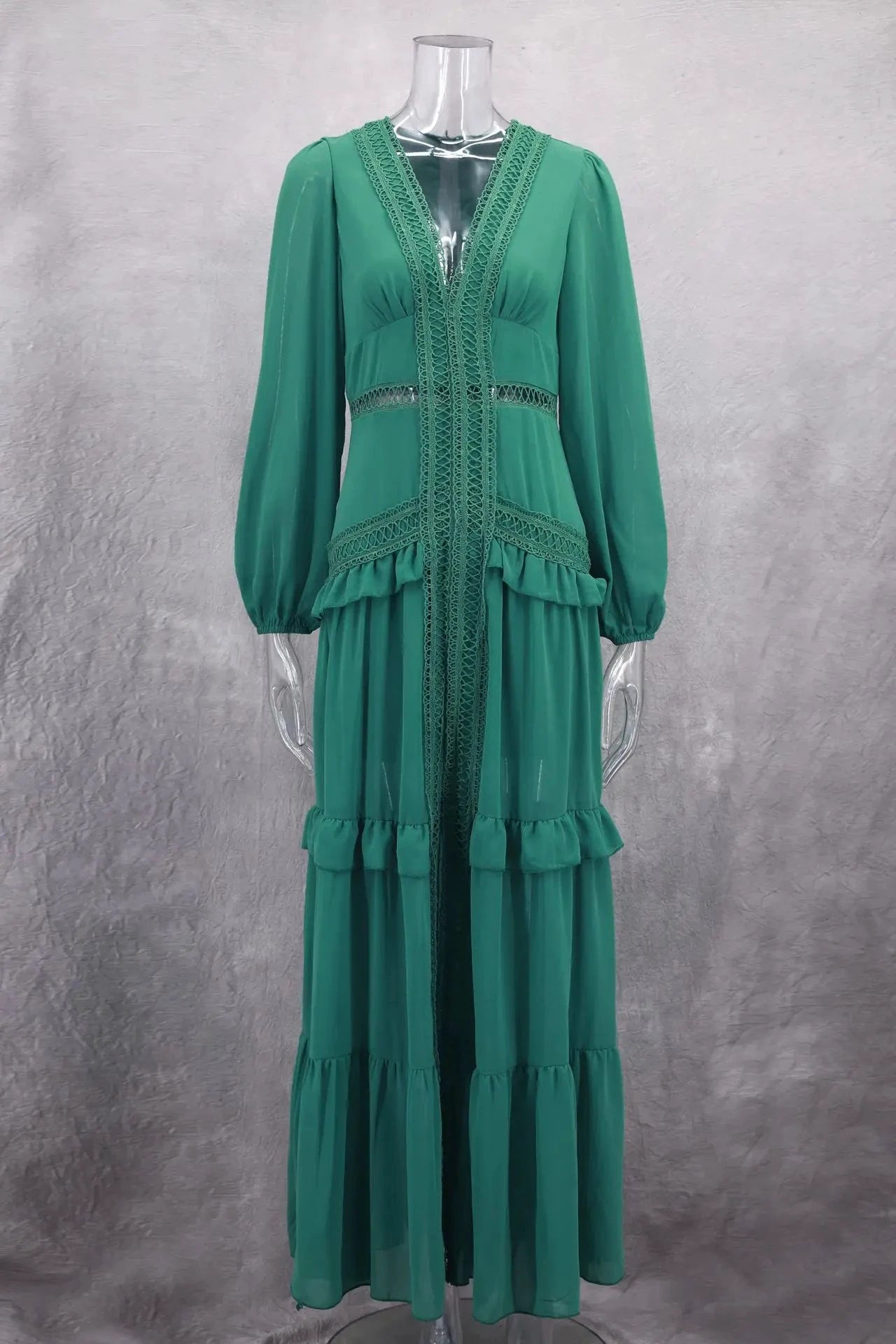 Robe longue ajourée col V taille empire manches lanternes