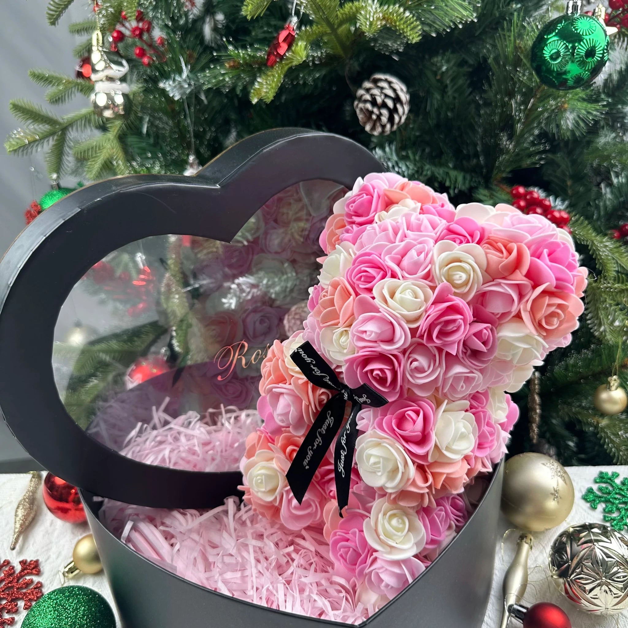 Ourson en roses éternelles avec boîte – 25 cm