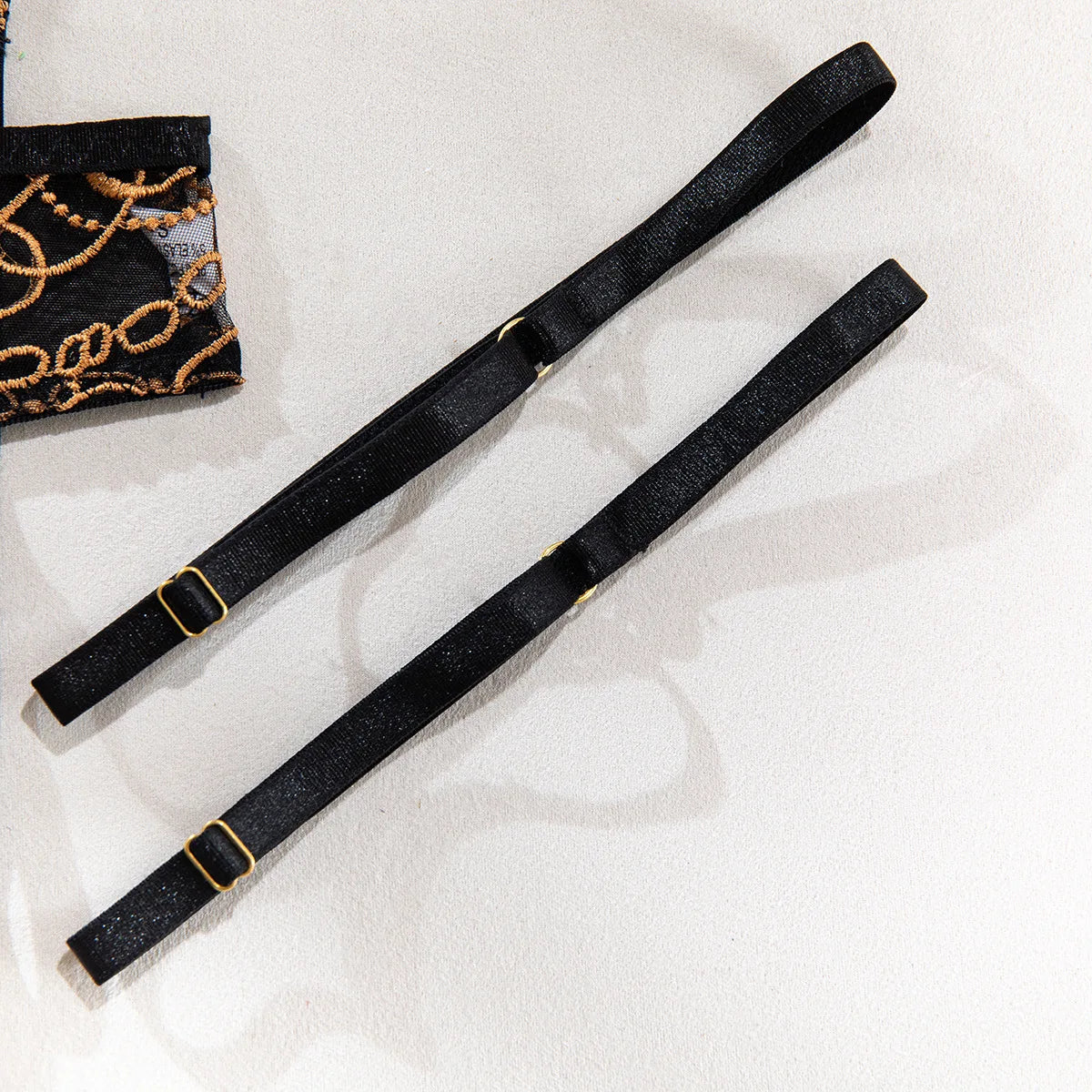 Toucheart Ensemble Lingerie 4 Pièces Dentelle Dorée Noire