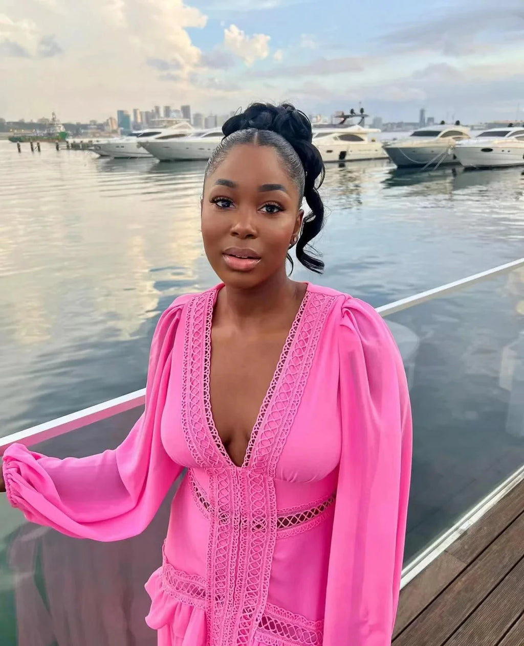 Robe longue ajourée col V taille empire manches lanternes