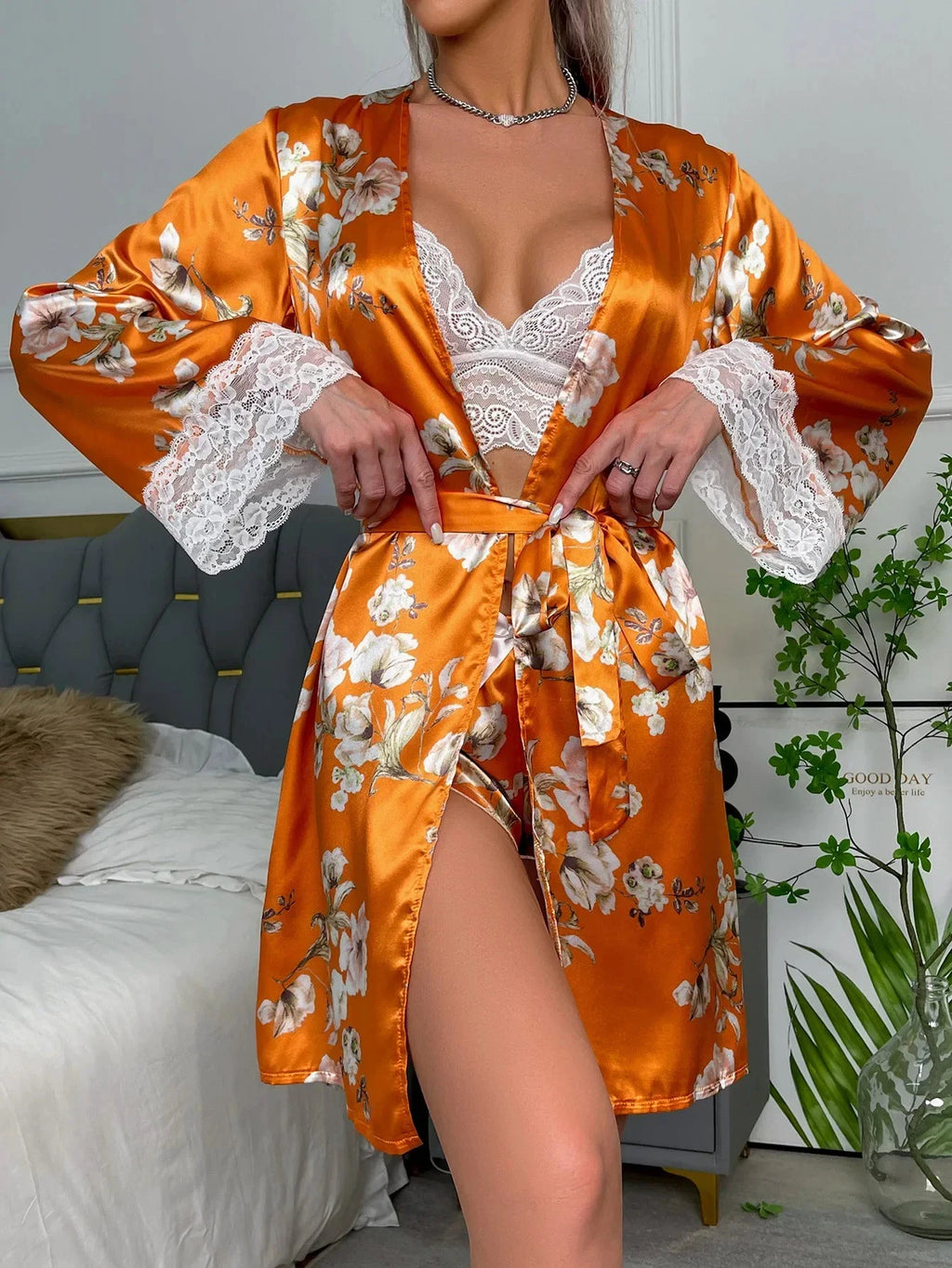 Les Secrets de Léa – Pyjama satin dentelle imprimé floral avec kimono – Laly