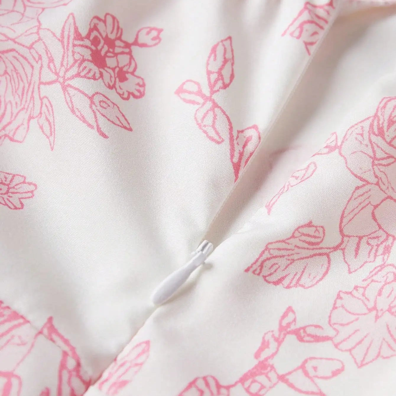 Robe longue florale à imprimé floral rose sur fond blanc avec zip visible