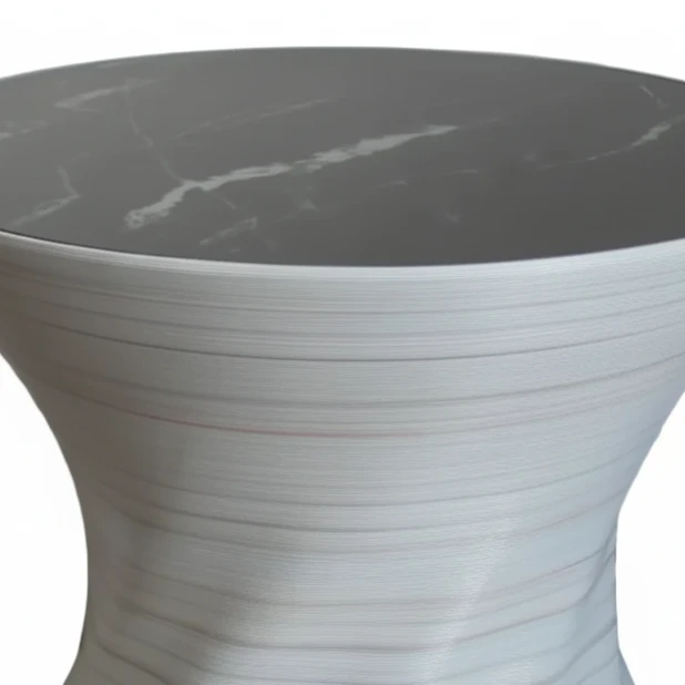 Table basse ronde Kesk avec plateau effet marbre gris foncé et socle blanc texturé