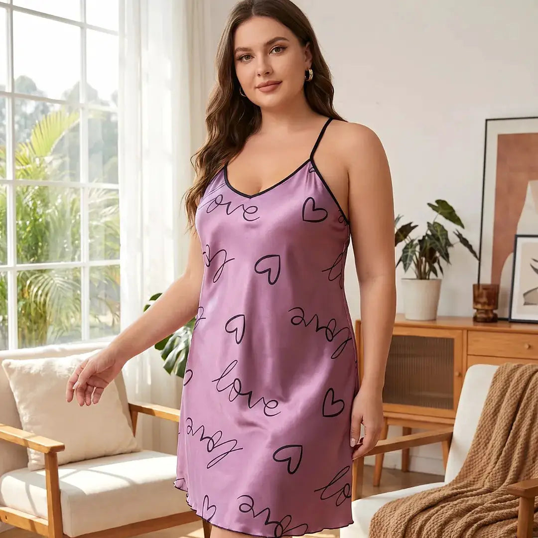 Chemise de nuit satin lavande à bretelles spaghetti, bordure noire et imprimé cœurs et fleurs.