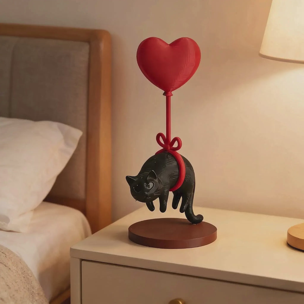 Figurine chat flottant avec ballon coeur