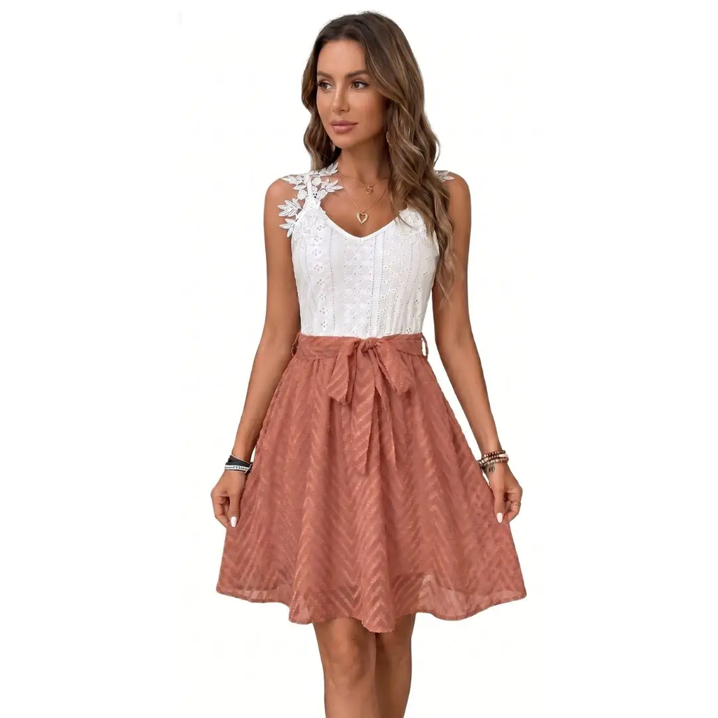 Robe chasuble blanche en dentelle avec appliqués floraux et jupe rose pêche à ceinture nouée, LSDLBoutique