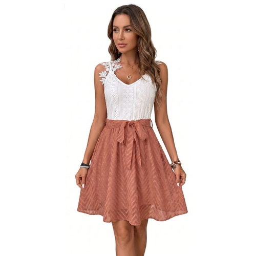 Robe chasuble blanche en dentelle avec appliqués floraux et jupe rose pêche à ceinture nouée, LSDLBoutique