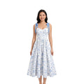 Robe mi-mollet à bretelles fines imprimé floral bleu sur fond blanc